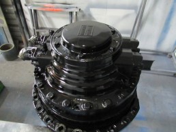 Démontage Expertise Réparation Remontage Essais sur banc d'un moteur hydraulique Hagglunds CA140